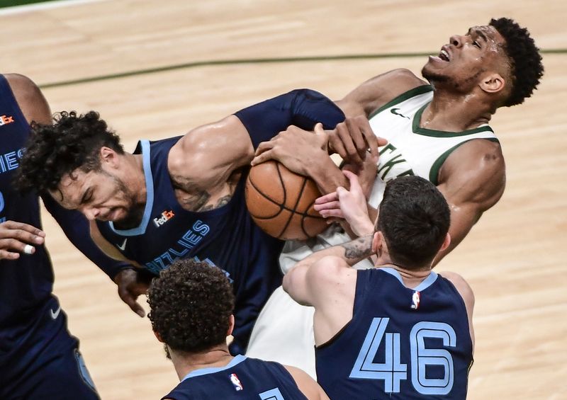 &copy; Reuters. NBA: Memphis Grizzlies at Milwaukee Bucks