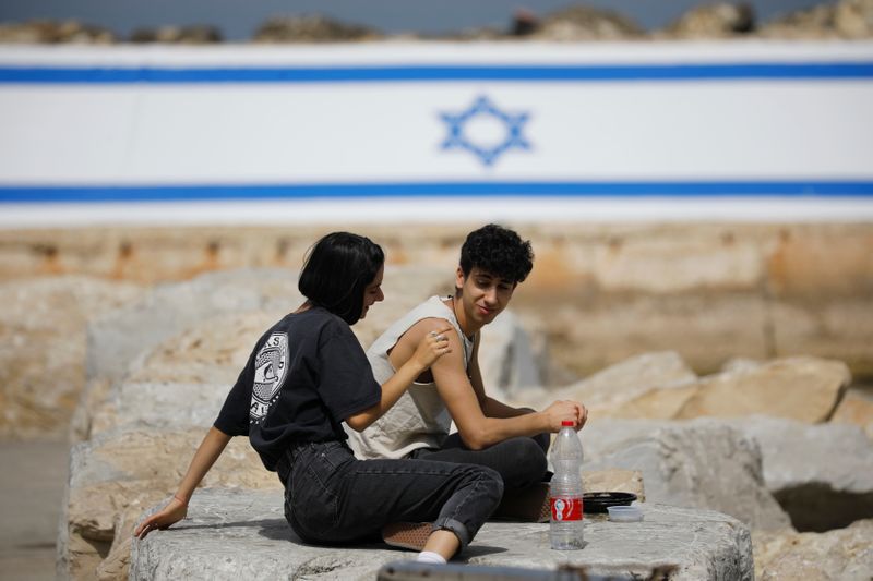 &copy; Reuters. Israel rescinds outdoor coronavirus mask requirement