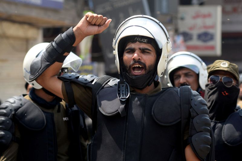 &copy; Reuters. اشتباكات دامية بعد احتجاز إسلاميين لأفراد شرطة في لاهور الباكستانية