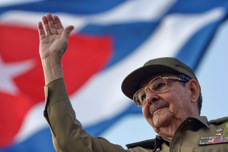 &copy; Reuters. Foto de archivo de Raúl Castro saludando en un acto por el 1 de mayo en la Plaza de la Revolución en La Habana