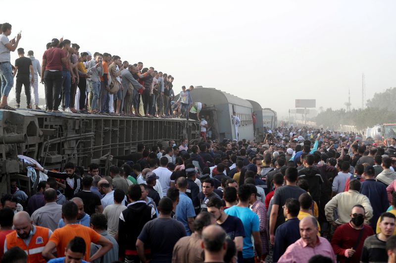 © Reuters. Train derails in Egypt in Qalioubia province, north of Cairo