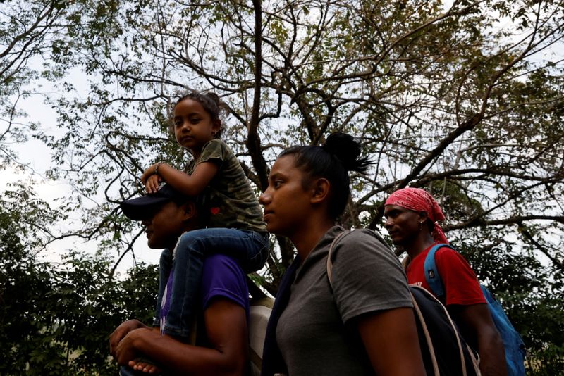 &copy; Reuters. FILE PHOTO: Arony Maude from Honduras is carried by her uncle along a motorway in El Ceibo while making their way to the U.S.
