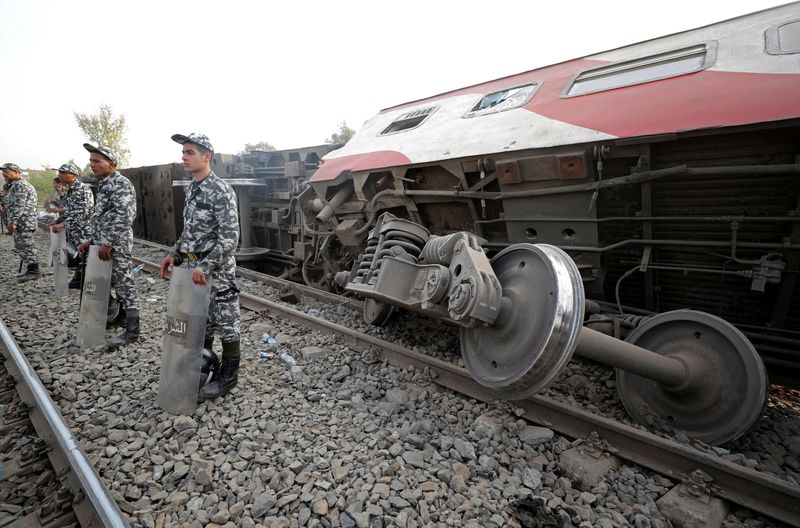 &copy; Reuters. وزارة الصحة المصرية تعلن وفاة 11 شخصًا وإصابة 98 في حادث قطار القليوبية