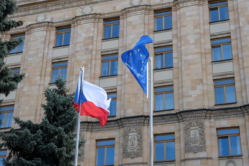 &copy; Reuters. Banderas de la Unión Europea y la República Checa ondean en la embajada checa en Moscú, Rusia, 18 de abril de 2021.