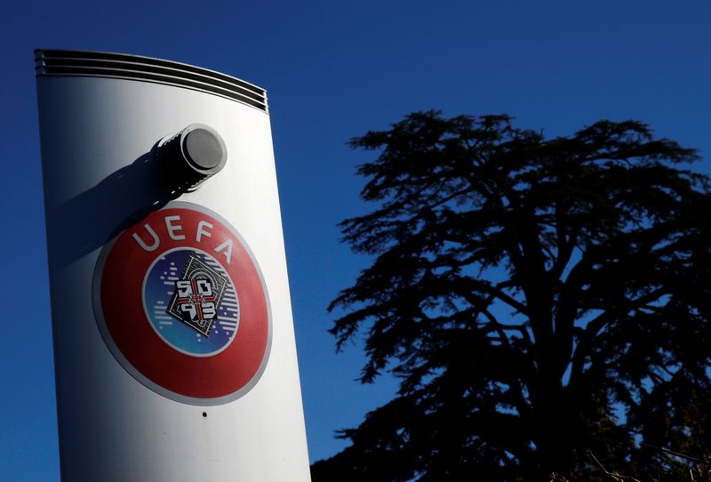 &copy; Reuters. FOTO DE ARCHIVO: Un logotipo de la UEFA en Nyon, Suiza, el 28 de febrero de 2020.