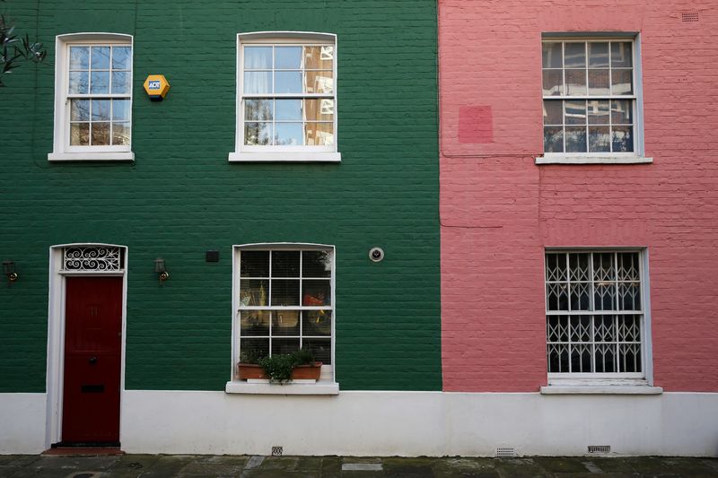 &copy; Reuters. FILE PHOTO: Houses are seen in London