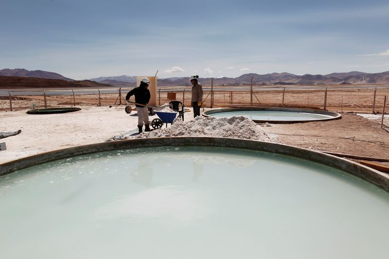 &copy; Reuters. FILE PHOTO: Galaxy Resources workers shovel halite concentrate at the Salar del Hombre Muerto in Salta Province