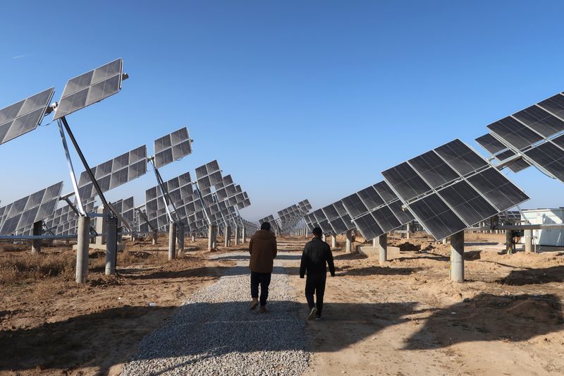 &copy; Reuters. 中国、太陽光・風力発電拡大へ　21年の電力消費の11％に