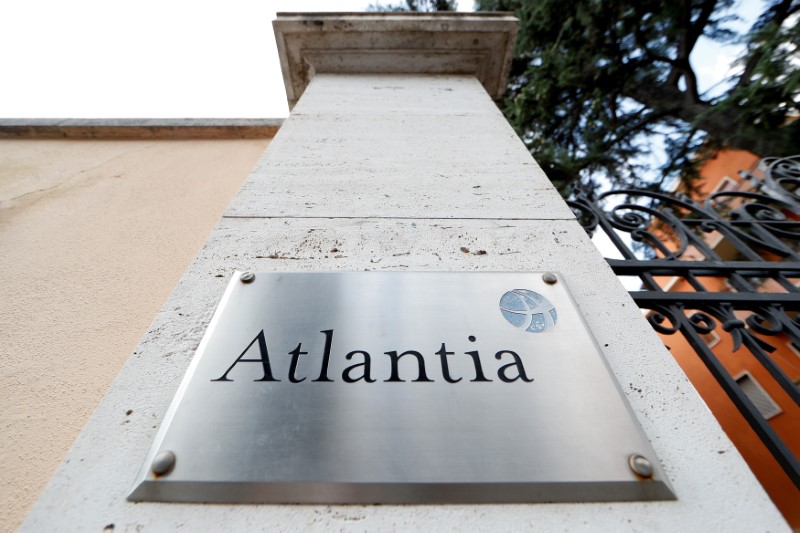 &copy; Reuters. FOTO DE ARCHIVO: El logotipo del grupo Atlantia fuera de su sede en Roma