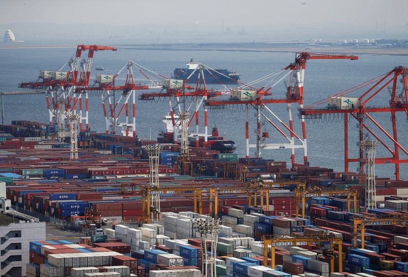 &copy; Reuters. FOTO DE ARCHIVO: Contenedores en un puerto en Tokio, Japón