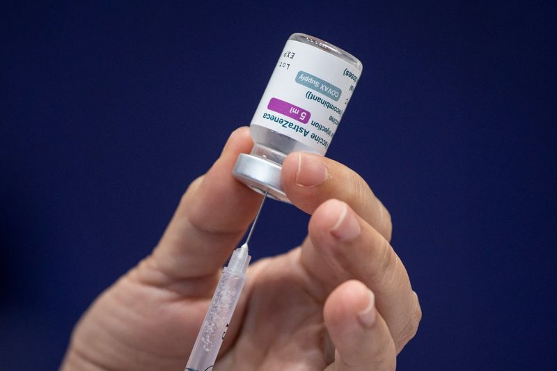 &copy; Reuters. Healthcare workers get COVID-19 vaccine in Metro Manila