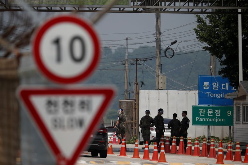 &copy; Reuters. FILE PHOTO: Soldiers stand guard at a checkpoint on the Grand Unification Bridge which leads to the inter-Korean Kaesong Industrial Complex in North Korea, just south of the demilitarized zone separating the two Koreas, in Paju
