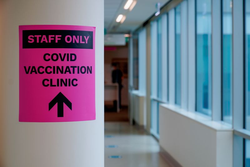 &copy; Reuters. FILE PHOTO: A sign for a COVID-19 vaccination clinic is seen in Melbourne