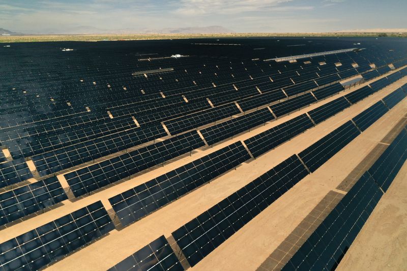 © Reuters. FILE PHOTO: Arrays of photovoltaic solar panels are seen at the Tenaska Imperial Solar Energy Center South as the spread of the coronavirus disease (COVID-19) continues in this aerial photo taken over El Centro, California