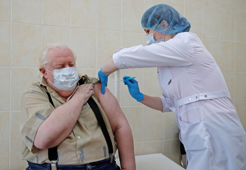 © Reuters. A man receives a dose of the EpiVacCorona COVID-19 vaccine in Saint Petersburg
