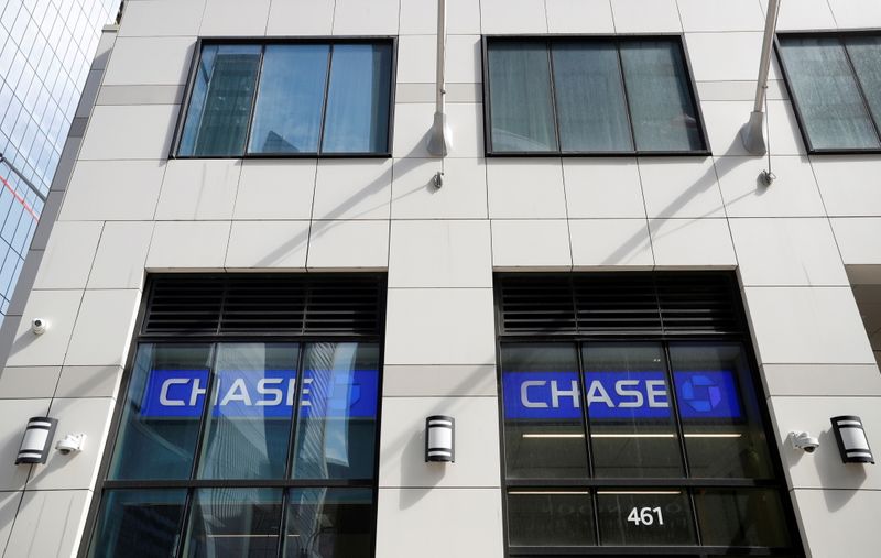 &copy; Reuters. FILE PHOTO: Cameras are seen on the exterior of a Chase Bank branch in New York