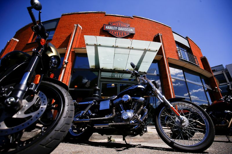 &copy; Reuters. FILE PHOTO: Harley Davidson motorcycles are displayed for sale at a showroom in London