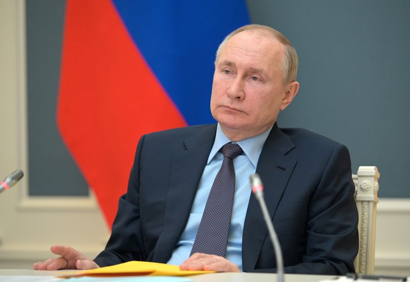 &copy; Reuters. FILE PHOTO: Russian President Putin attends a session of the Russian Geographical Society in Moscow