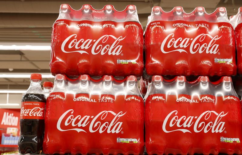 &copy; Reuters. FILE PHOTO: Bottles of Coca-Cola are displayed at a supermarket of Swiss retailer Denne in Glattbrugg