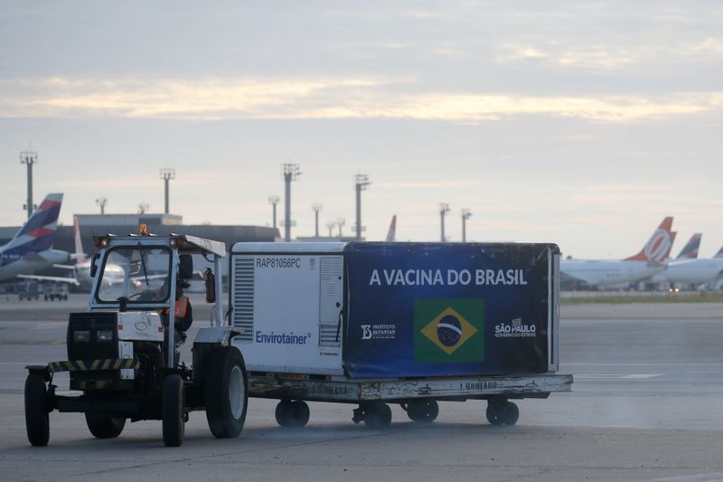 &copy; Reuters. Contêiner com carga do insumo farmacêutico ativo (IFA) da CoronaVac no aeroporto de Guarulhos