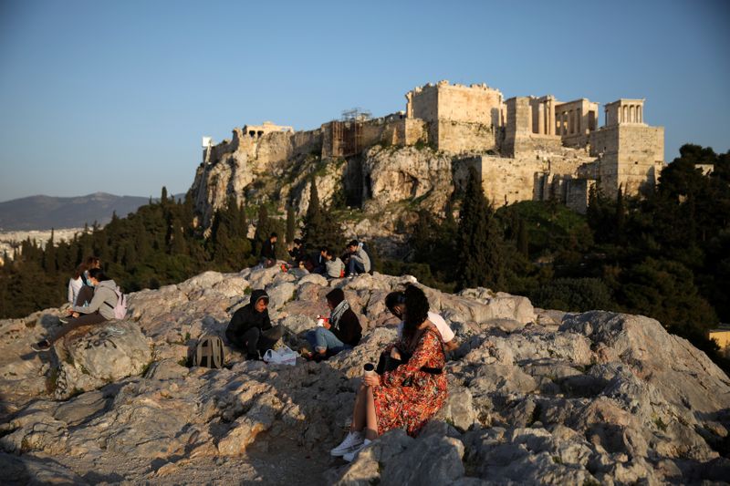 &copy; Reuters. FOTO DE ARCHIVO: El Aerópago con la Acrópolis en su cima en Atenas