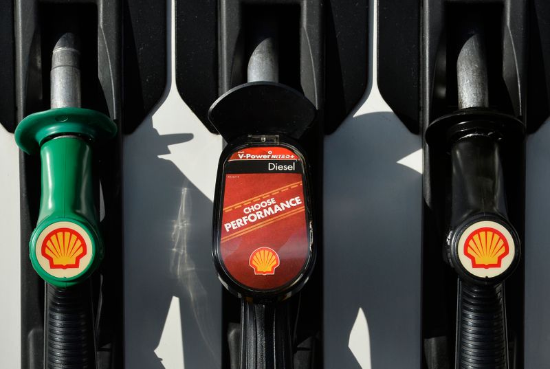 &copy; Reuters. Imagen de archivo de un surtidor de gasolina en una estación de servicio al oeste de Londres, Reino Unido.