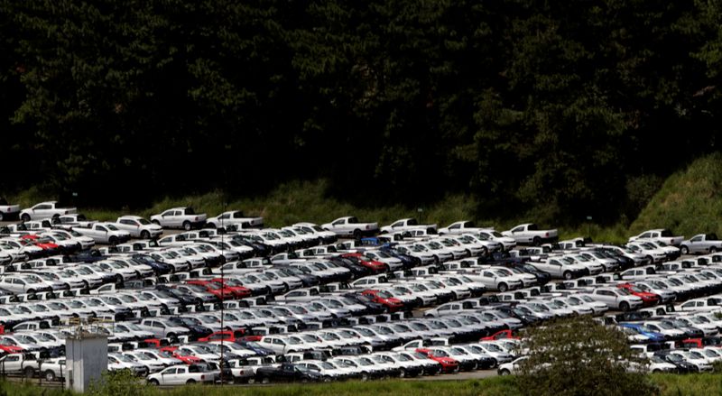 &copy; Reuters. Veículos recém-fabricados em estacionamento de fábrica da Volkswagem, em São Bernardo do Campo, SP