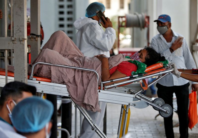 &copy; Reuters. Paciente com Covid-19 em Ahmedabad, na Índia