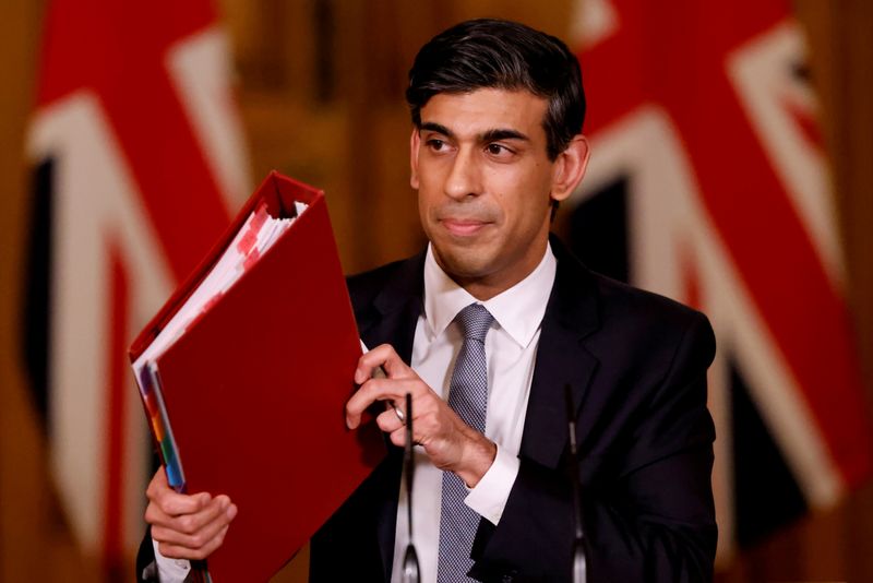 © Reuters. FILE PHOTO: Rishi Sunak hosts a press conference in Downing Street