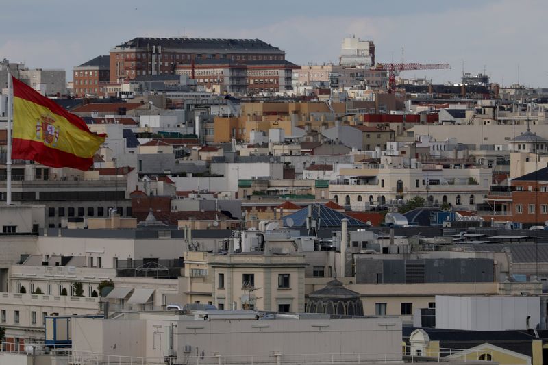 &copy; Reuters. Una bandera española ondea sobre edificios en Madrid