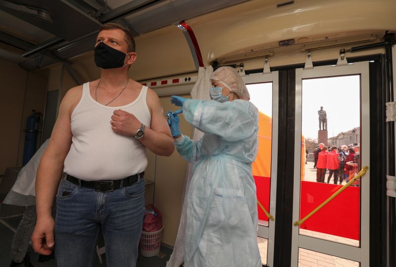 &copy; Reuters. Imagen de archivo de un hombre recibiendo una dosis de la vacuna Sputnik V (Gam-COVID-Vac) contra el coronavirus en un centro de vacunación móvil en un autobús en Simferopol, Ucrania.