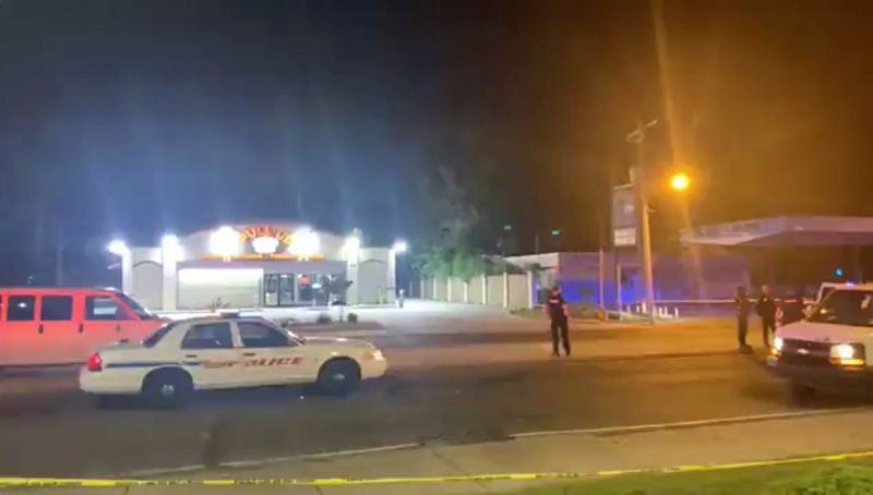 &copy; Reuters. Policías cerca del lugar donde ocurrió un tiroteo en una tienda de licores en Shreveport, Luisiana