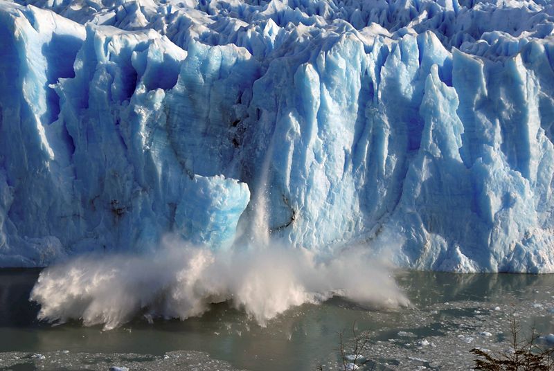 &copy; Reuters. FILE PHOTO: Splinters of ice peel off from one of the sides of the Perito Moreno glacier