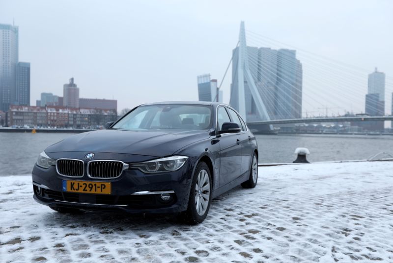 © Reuters. FILE PHOTO: A BMW hybrid car stands near Rotterdam's Erasmus bridge