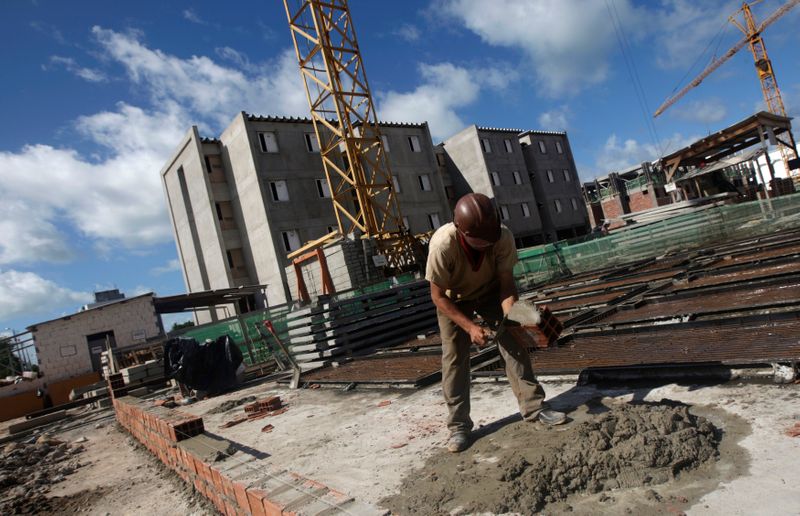 &copy; Reuters. Construção de moradias populares em Olinda (PE)