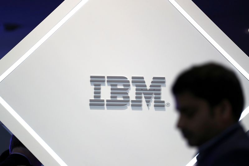 © Reuters. IMAGEN DE ARCHIVO. Un hombre se ubica cerca de un logo de IBM en el Mobile World Congress en Barcelona, España
