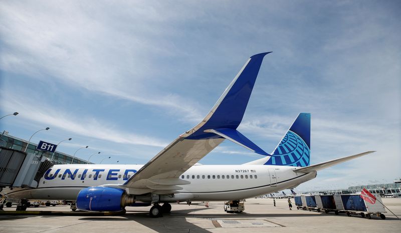 © Reuters. FILE PHOTO:  United Airlines first new livery Boeing 737-800 sits at a gate O'Hare International Airport in Chicago