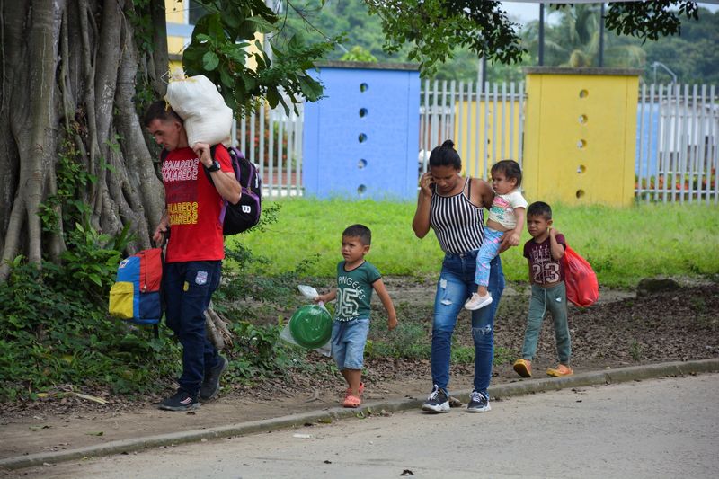 &copy; Reuters. Migrantes venezuelanos caminham por rua de Arauquita, na Colômbia