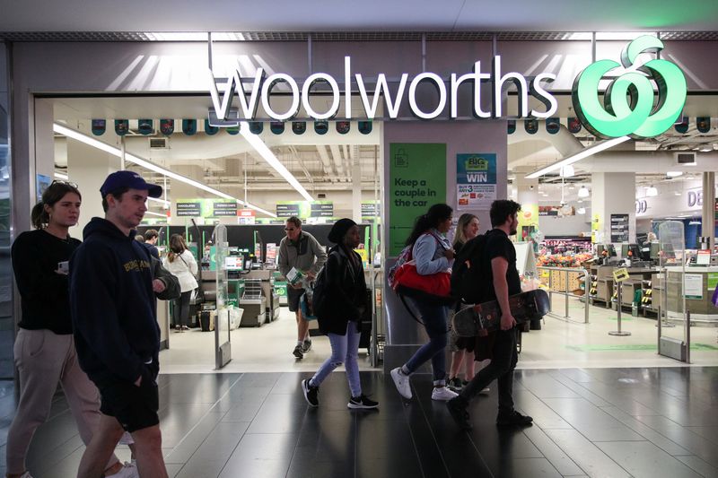 &copy; Reuters. People walk past a Woolworths supermarket in Sydney