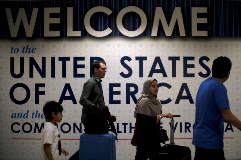 © Reuters. FILE PHOTO: International passengers arrive at Washington Dulles International Airport in Dulles