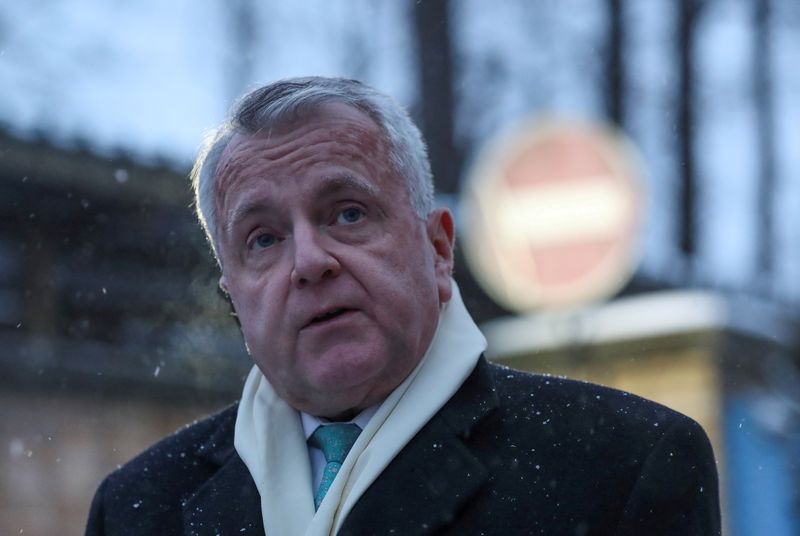 © Reuters. FILE PHOTO: U.S. ambassador to Russia John Sullivan speaks with journalists in Moscow