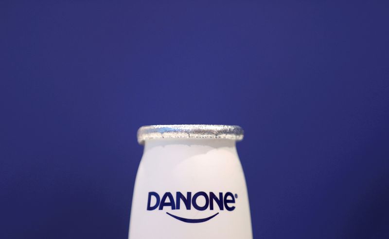 &copy; Reuters. El logotipo de Danone en un producto expuesto antes de la presentación de resultados anuales de 2019 del grupo alimentario francés en París