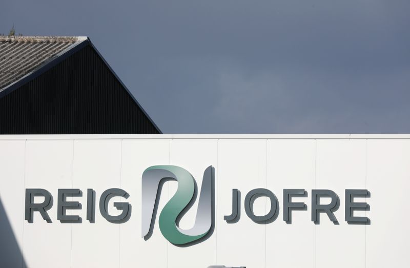 &copy; Reuters. El logotipo de la farmacéutica española Reig Jofre en la sede de Sant Joan Despi, en las afueras de Barcelona