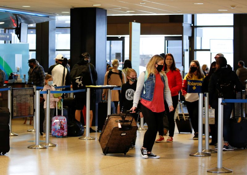 &copy; Reuters. Viajeros haciendo cola para facturar en el aeropuerto internacional de Seattle-Tacoma en SeaTac, Washington