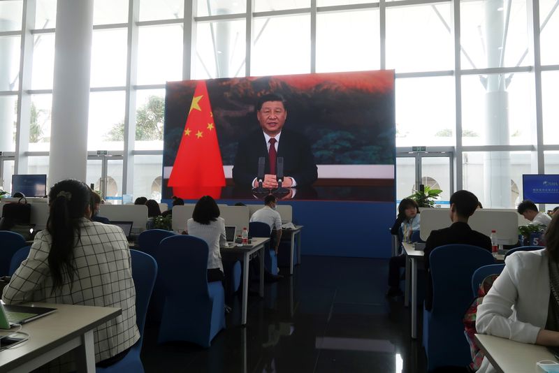 &copy; Reuters. El presidente chino Xi Jinping es visto en una pantalla gigante en un centro de medios de comunicación en Boao, provincia de Hainan, China