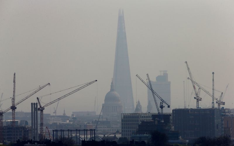 &copy; Reuters. El smog envuelve The Shard y la Catedral de San Pablo en Londres
