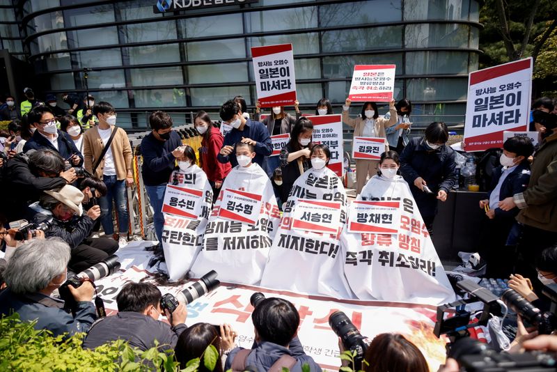 &copy; Reuters. South Korean university students protest in front of the Japanese embassy in Seoul