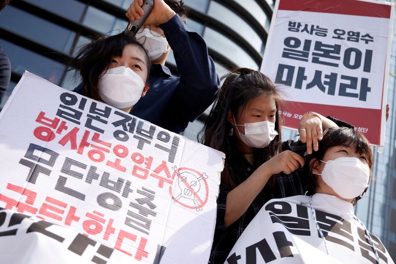 © Reuters. South Korean university students protest in front of the Japanese embassy in Seoul