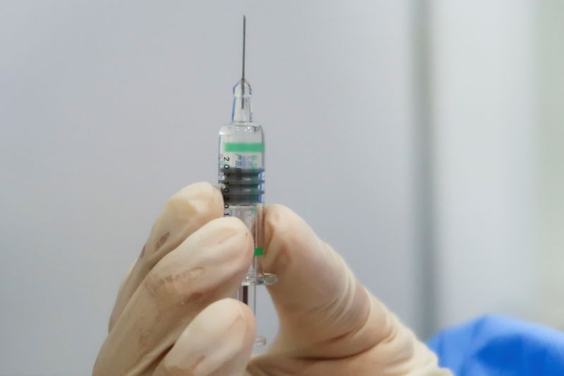 &copy; Reuters. A nurse holds a syringe containing a coronavirus disease (COVID-19) vaccine by Sinopharm at a vaccination center in Beijing