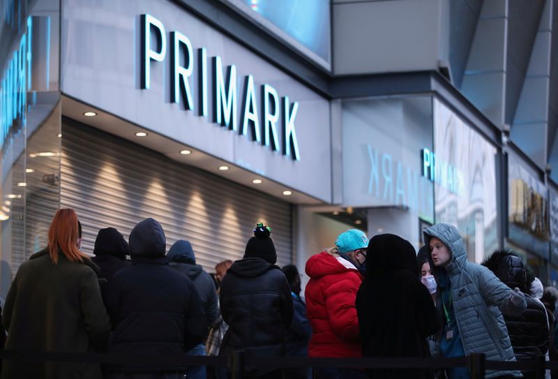 &copy; Reuters. Clientes haciendo cola para entrar en Primark, que reabre sus puertas después de un tercer confinamiento por COVID-19 impuesto a principios de enero, en Birmingham